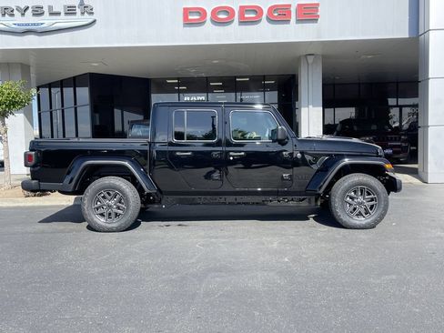 New 2026 Jeep Gladiator Sport AWD/4WD image 6