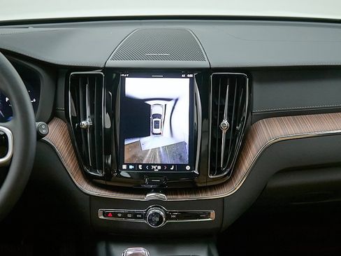 Certified 2025 Volvo XC60 T8 Ultra w/ Protection Package Premier image 32