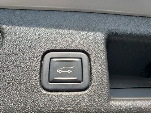 Used 2022 Chevrolet Equinox LT w/ Driver Convenience Package image 13