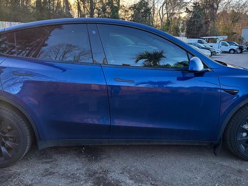 Used 2022 Tesla Model Y Long Range image 17