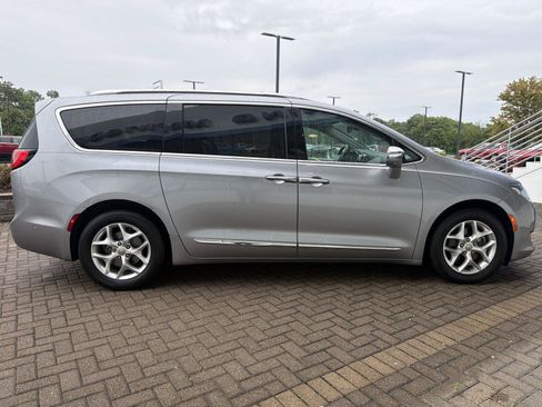 Used 2020 Chrysler Pacifica Limited w/ Advanced Safetytec Group FWD image 6