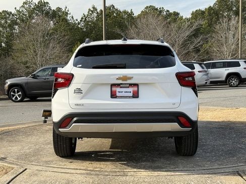 Used 2025 Chevrolet Trax LT w/ LT Convenience Package image 6