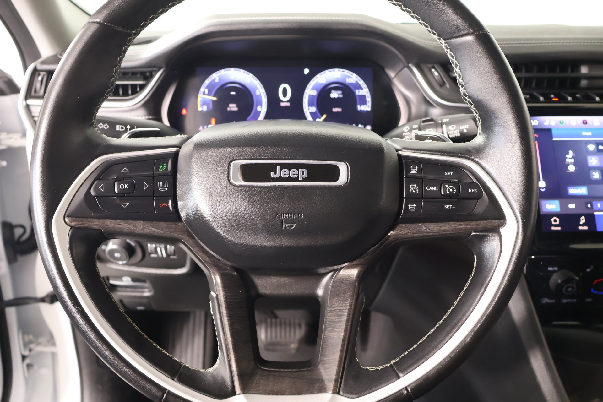 Used 2021 Jeep Grand Cherokee L Limited AWD/4WD image 3