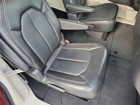 Used 2024 Chrysler Pacifica Touring-L image 23
