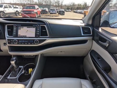 Used 2019 Toyota Highlander XLE image 18