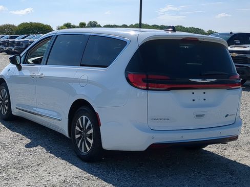 Used 2023 Chrysler Pacifica Limited FWD image 8