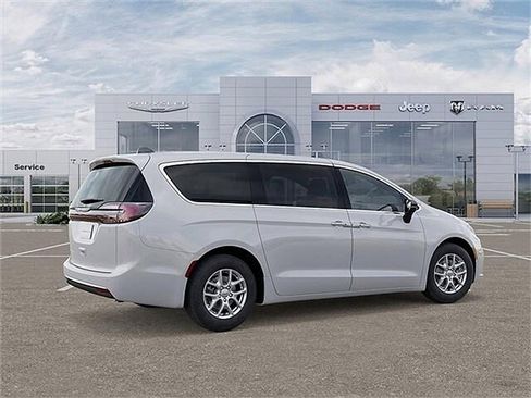 New 2026 Chrysler Pacifica Select image 5