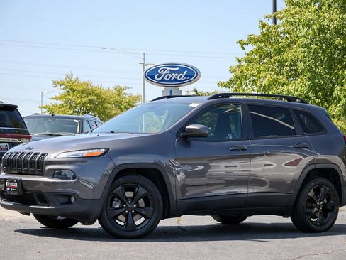 Used 2018 Jeep Cherokee Latitude w/ Altitude Package FWD image 1