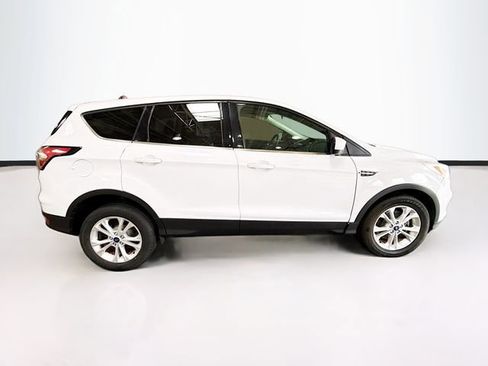 Used 2017 Ford Escape SE w/ SE Cold Weather Package AWD/4WD image 5