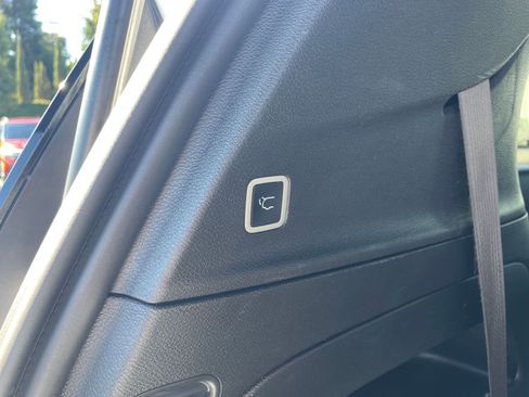 Used 2025 Chrysler Pacifica Select image 20