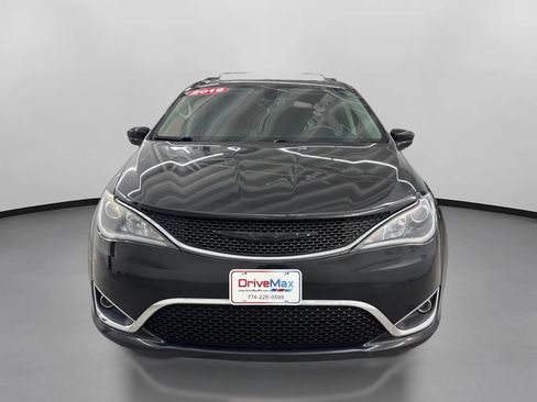 Used 2019 Chrysler Pacifica Touring-L FWD image 2