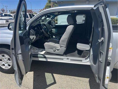 Used 2013 Toyota Tacoma PreRunner image 8