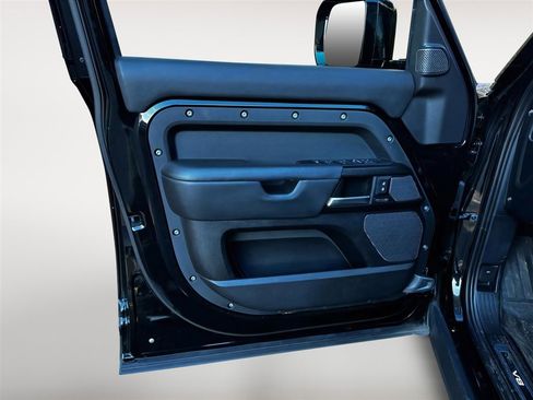 Used 2023 Land Rover Defender 110 V8 image 8