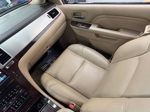 Used 2013 Cadillac Escalade Luxury AWD/4WD image 24
