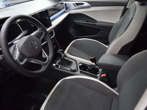 New 2025 Volkswagen Taos SE image 4