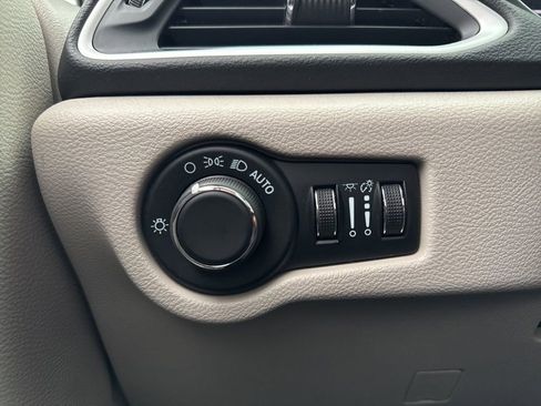 Used 2024 Chrysler Voyager LX image 17