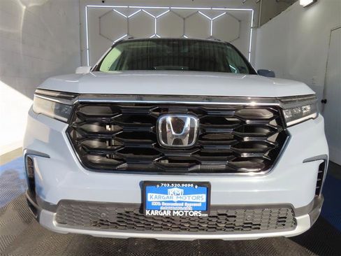 Used 2025 Honda Pilot Touring image 2
