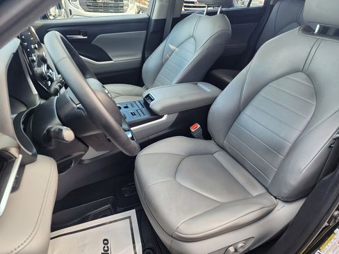 Used 2020 Toyota Highlander XLE image 31