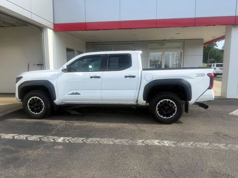 Used 2024 Toyota Tacoma TRD Off-Road w/ TRD Off Road Upgrade Package AWD/4WD image 2