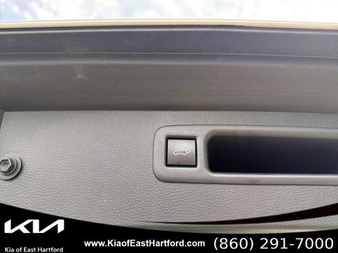 Used 2024 Toyota Highlander LE AWD/4WD image 18
