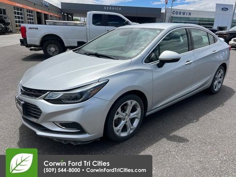 Used 2018 Chevrolet Cruze Premier w/ Enhanced Convenience Package FWD image 3