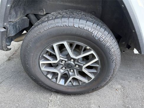 Used 2025 Jeep Wrangler Unlimited Sahara AWD/4WD image 9