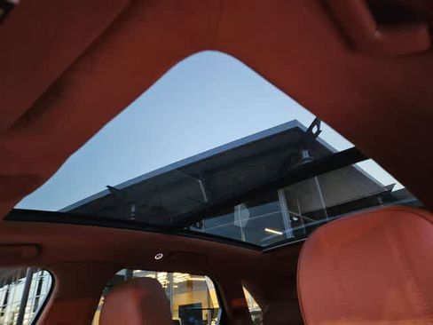 Used 2023 Bentley Bentayga Plug-In Hybrid image 18