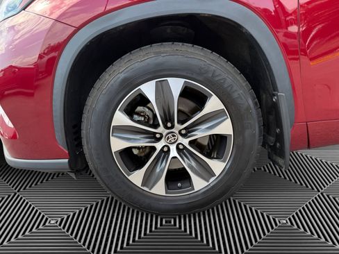 Used 2020 Toyota Highlander XLE AWD/4WD image 9