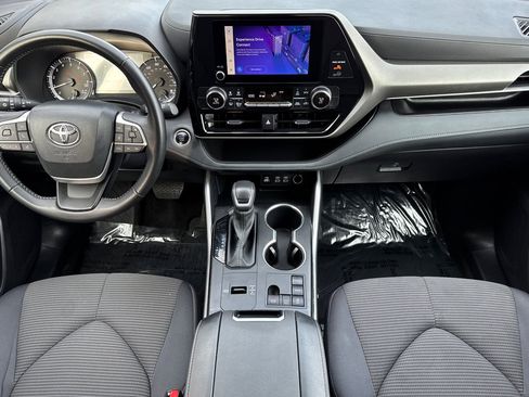 Used 2025 Toyota Highlander LE image 13