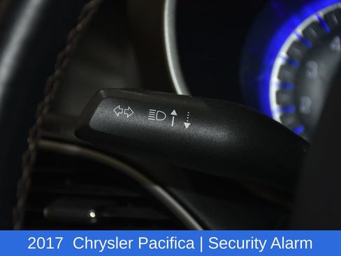Used 2017 Chrysler Pacifica Touring-L FWD image 10