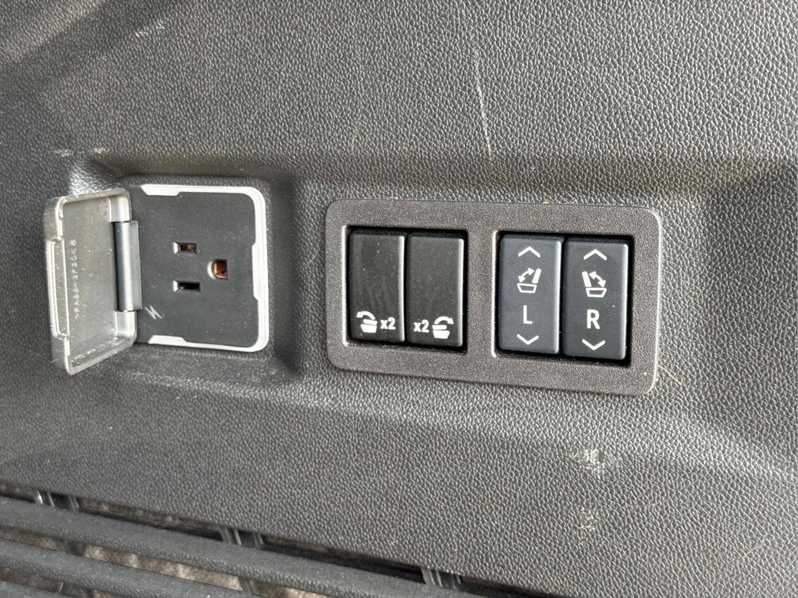 Used 2024 GMC Yukon AT4 w/ Technology Package AWD/4WD image 13