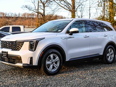Used 2024 Kia Sorento LX image 3