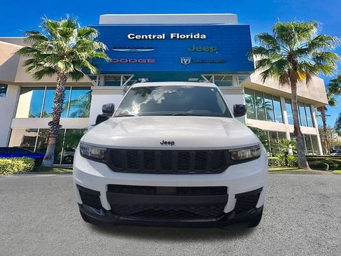 Used 2023 Jeep Grand Cherokee L Laredo image 3