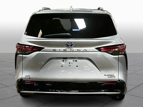 Used 2024 Toyota Sienna Platinum image 4