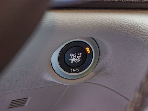 Used 2019 Chrysler Pacifica Touring-L image 27