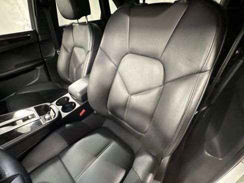 Used 2024 Porsche Macan image 18