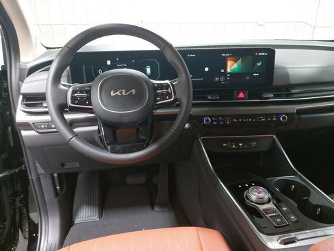 Used 2026 Kia Carnival SX w/ SX Dark Edition Package FWD image 17