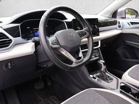 Used 2025 Volkswagen Taos SE FWD image 12