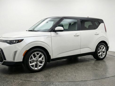 Used 2025 Kia Soul LX w/ LX Technology Package FWD image 3
