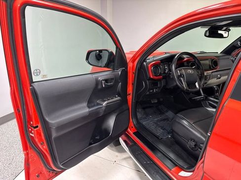 Used 2018 Toyota Tacoma SR5 AWD/4WD image 9