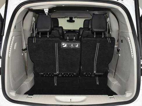 Used 2017 Chrysler Pacifica Touring-L FWD image 30
