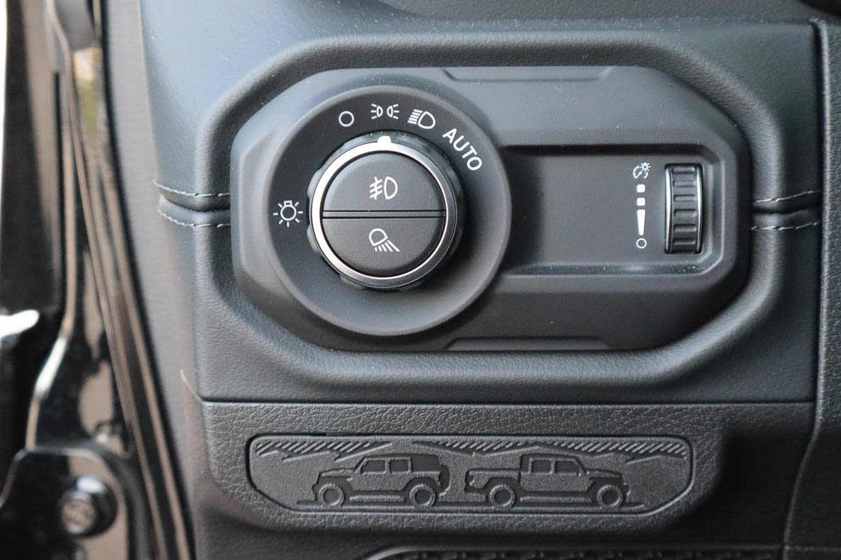 Used 2025 Jeep Gladiator Sport AWD/4WD image 19