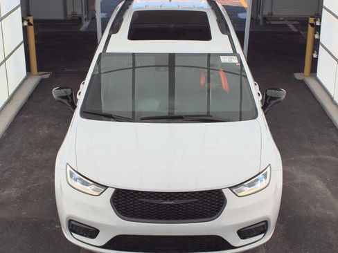 Used 2024 Chrysler Pacifica Premium image 3