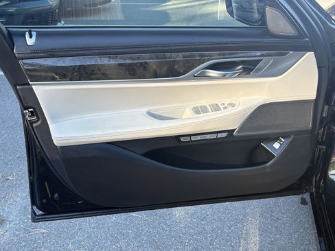 Used 2018 BMW 750i image 17