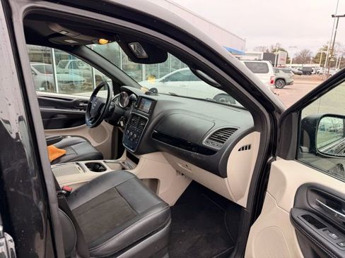 Used 2019 Dodge Grand Caravan SXT image 31