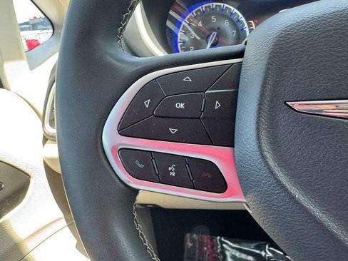 Used 2023 Chrysler Pacifica Touring-L FWD image 16