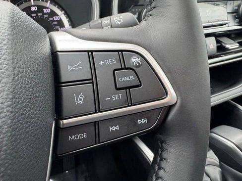 Certified 2025 Toyota Highlander XLE image 31