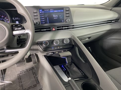 Used 2021 Hyundai Elantra SE FWD image 32