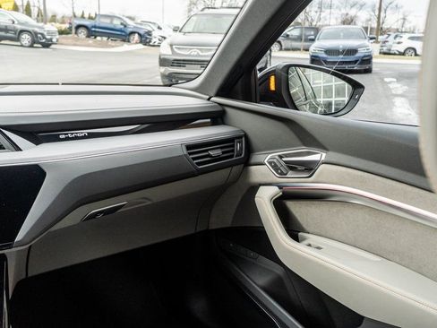 Used 2024 Audi Q8 e-tron Prestige image 15