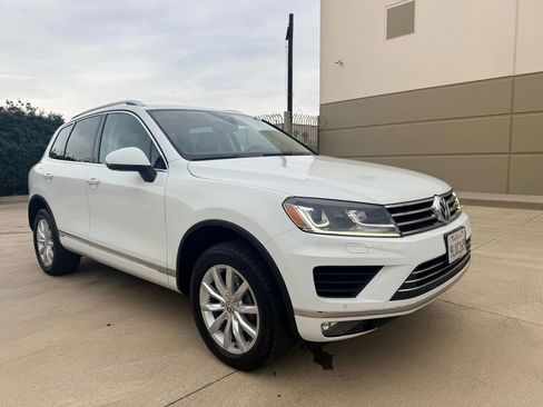 Used 2016 Volkswagen Touareg Sport image 3